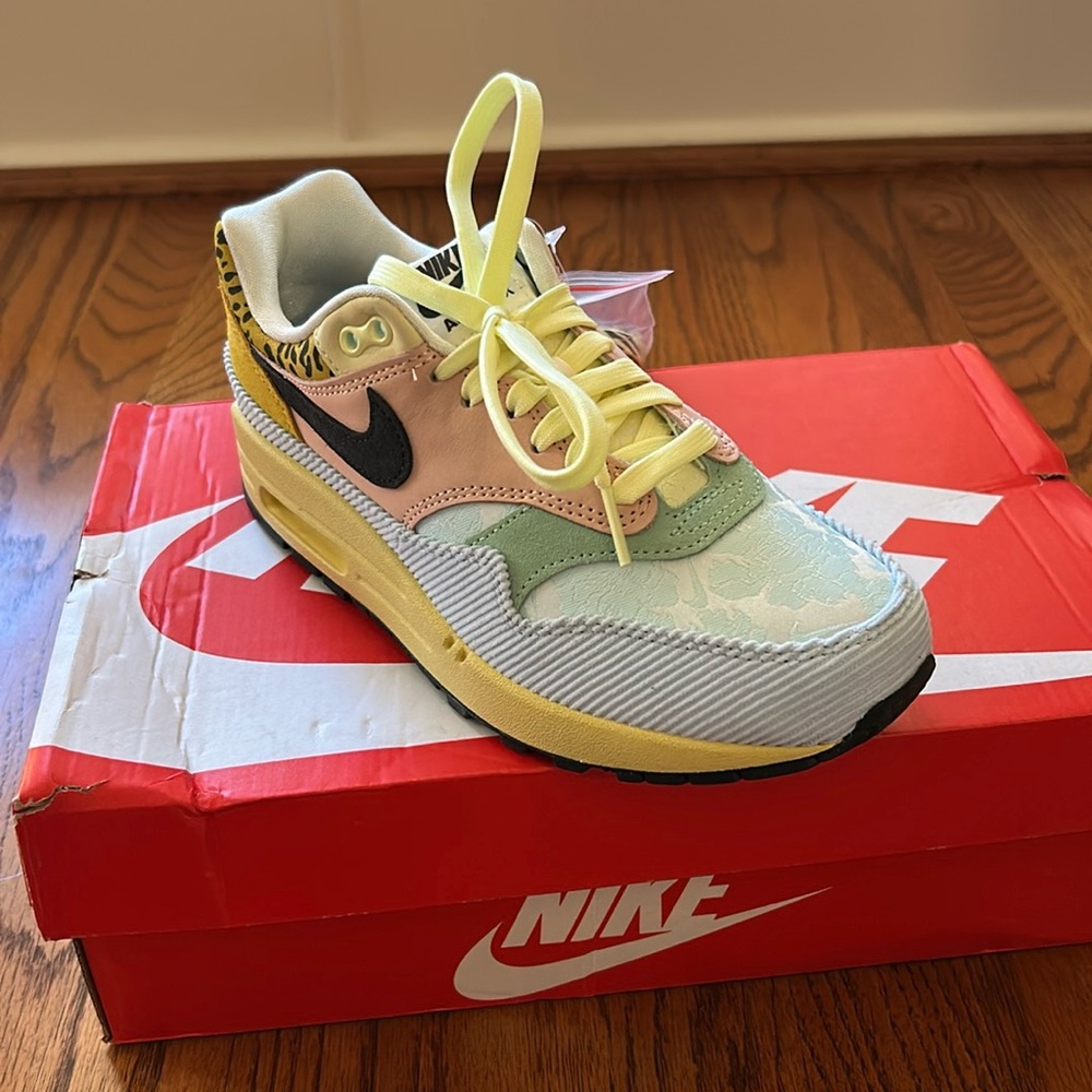 Nike Women’s Air Max ‘87 PRM in original box
Blue floral fabric Toe. Spring Mix